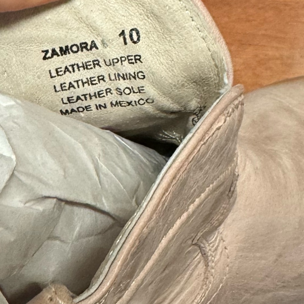 I’m selling free bird boots, size 10, and a tan color.